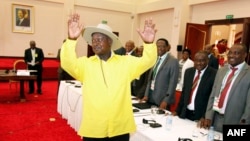 Ugandan President, Yoweri Museveni, center, gestures to delegates attending the Burundi peace talks, at Entebbe State House, east of Uganda's capital Kampala, Dec. 28, 2015.