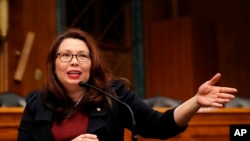 伊利諾伊州聯邦參議員達克沃斯（Tammy Duckworth）在國會發言（2018年2月14日）。