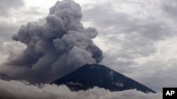 Gunung Agung mengeluarkan asap dan abu vulkanik Selasa (28/11) dan masih terus aktif. 