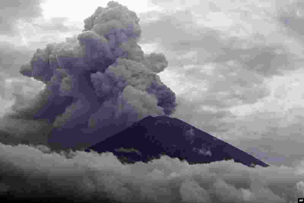 دود و خاکستر برآمده بر اثر فوران کوه آتشفشان در بالی اندونزی