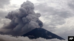 Abu vulkanik yang mengepul akibat letusan Gunung Agung di Karangasem, Bali, terlihat membentuk awan hitam, Selasa, 28 November 2017.