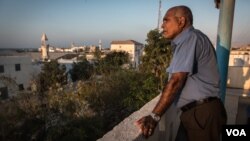 Former pirate hostage Sarath Surasena looks out to sea in Bossaso, a port city in the northern Somalia, on March 24, 2018. (J. Patinkin/VOA)
