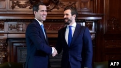 El presidente encargado de Venezuela, Juan Guaidó, y el presidente del Partido Popular, Pablo Casado, durante un encuentro celebrado este sábado en la Casa América de Madrid.