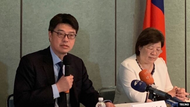 台湾陆委会副主委邱垂正（图左）2019年9月19日在台湾驻美代表处举行记者会(台湾驻美代表处照片)