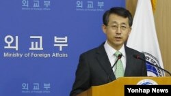 한국의 조태영 외교부 대변인이 12일 주한미군 방위비 분담금 협상 결과를 발표하고 있다.
