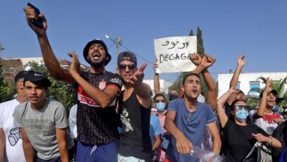 Unjuk rasa berlangsung di depan Parlemen Tunisia setelah Presiden Kais Saied membubarkan parlemen dan memecat Perdana Menteri Hichem Mechichi pada 25 Juli, di Tunis, Ibu Kota Tunisia, 26 Juli 2021. (Foto: Fethi Belaid/AFP)