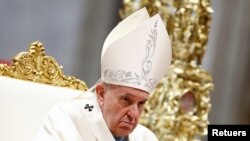 Le pape François célèbre la messe pour marquer la Journée mondiale de la paix dans la basilique Saint-Pierre au Vatican, le 1er janvier 2022.