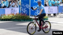Thái tử Maha Vajiralongkorn dẫn đầu đoàn xe đạp chạy qua khu phố lịch sử của thủ đô Bangkok trong sự kiện tôn vinh Hoàng hậu Sirikit, 83 tuổi.