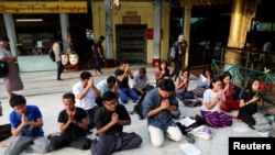 ဖမ်းဆီးခံ ရိုက်တာသတင်းထောက်တွေအတွက် ဆုတောင်းနေကြစဉ် (ဇန်နဝါရီလ ၇ ရက်နေ့)