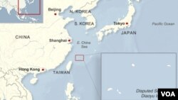 Saat diserang dengan tembakan senapan mesin dari penjaga pertahanan maritim Jerman, tentara Amerika turun dari kapal penjaga pantai AS dalam operasi pendaratan Sekutu di Normandia, Perancis,&nbsp;6 Juni 1944.