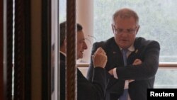 欧洲央行行长马里奥·德拉吉 (左) 与澳大利亚财政部长斯科特?莫里森 (右) 2016年参加在成都举行的20国财长和央行行长会议期间交谈 (路透社)