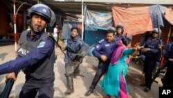 Polisi anti huru-hara bentrok dengan demonstran dalam aksi protes buruh garmen di Savar, Rabu (9/1).