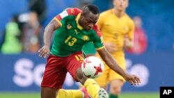 Le milieu du terrain du Cameroun, André-Franck Zambo Anguissa, lors d’un match du groupe B de la Coupe des Confédérations entre le Cameroun et l’Australie au stade St. Petersburg, Russie, 22 juin 2017.