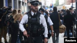 Cảnh sát vũ trang tuần tra London.