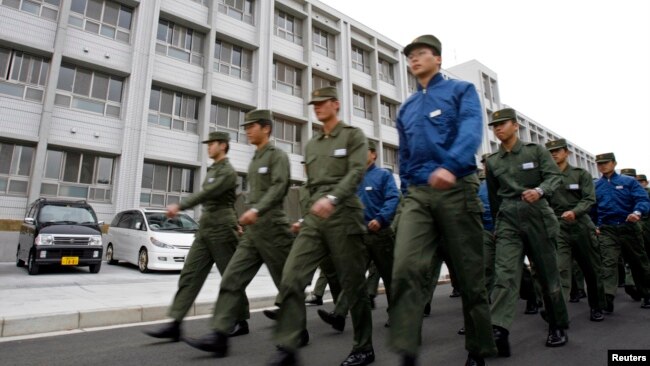 Sinh viên Học viện Quốc phòng Nhật Bản diễu hành trước giờ luyện tập ở Yokosuka, Tokyo.