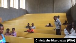 Dans l'université du Burundi, dans un amphithéâtre du bâtiment droit et des lettres et sciences humaines, à Bujumbura, le 7 mars 2017. (VOA/Christophe Nkurunziza)