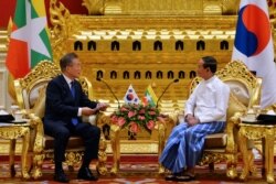 South Korean President Moon Jae-in (L) with his Myanmar counterpart Win Myint meet at the presidential palace in Naypyidaw on September 3, 2019. (Photo by Thet Aung / AFP)