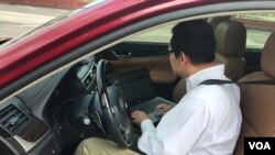 Trần Trí Hoàng, kỹ sư hãng Cisco, làm việc trong xe trong lúc đưa phóng viên VOA đi tác nghiệp.