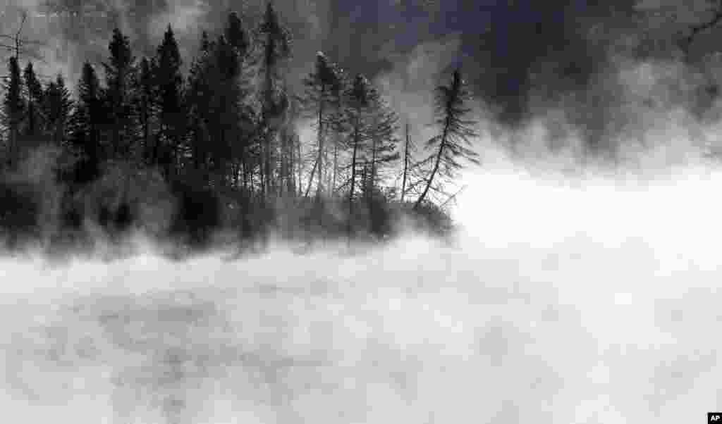 Kabut terlihat di Sungai Merrymeeting saat pagi hari, di kota Alton, negara bagian New Hampshire, AS.