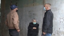 Novinar Glasa Amerike Budimir Ničić tokom razgovora sa Leposavom Stojanović i Etemom Fejzulahuom