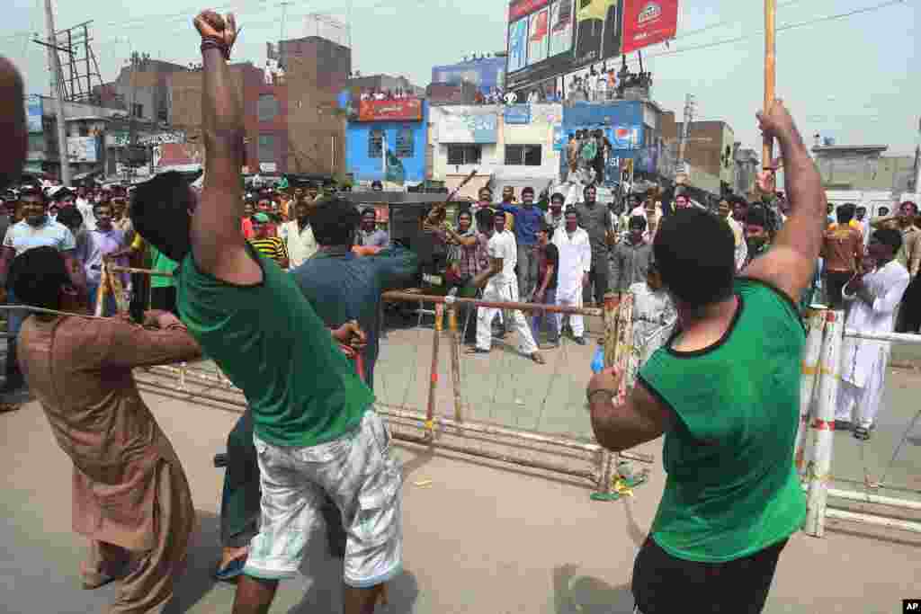 Supporters of Pakistan&#39;s cricketer-turned-politician Imran Khan, in green shirts, clash with supporters of the ruling party in Gujranwala, Pakistan, Aug. 15, 2014.