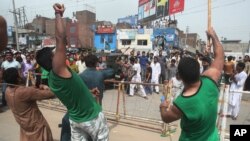 Thousands Head to Opposition Rally in Pakistan 