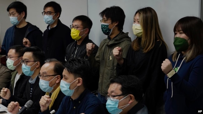 香港民主党成员在抗议逮捕行为记者会上呼喊口号（2020年1月6日）