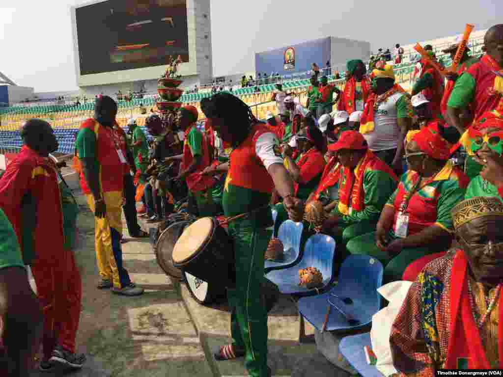 Tribune de de fans burkinabé au stade de l’Amitié, à Libreville, Gabon, 28 janvier 2017. (VOA/Timothée Donangmaye)