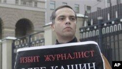 Russian opposition leader Vladimir Milov with a poster, saying: "Journalist Oleg Kashin has been beaten. I demand to find the persons who attacked him", 06 Nov 2010