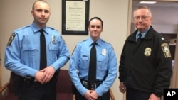 La oficial de policía, Ashley Guindon (centro), fue baleada el sábado por la tarde en Woodbridge, Virginia, durante su primer día de trabajo.