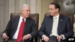 Ex Fiscal General de EE.UU., Jeff Sessions (I), y el Vice Fiscal General, Rod Rosenstein.