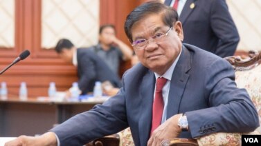 រូបឯកសារ៖ លោក ស ខេង រដ្ឋមន្រ្តីនៃក្រសួងមហាផ្ទៃ ថ្លែងទៅមន្រ្តីប៉ូលិសនិងអភិបាលនានាក្នុងការប្រជុំនៃរបាយការណ៍បូកសរុបចំនួនជនអន្តោប្រវេសន៍នៅរាជធានីភ្នំពេញ កាលពីថ្ងៃសុក្រ ទី១៩ សីហា ឆ្នាំ២០១៦ ។ (ឡេង ឡែន/VOA)