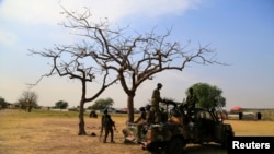 South Sudanese army soldiers are seen guarding Malakal town, 497km northeast of capital Juba, Dec. 30, 2013 after retaking the town from rebel fighters.