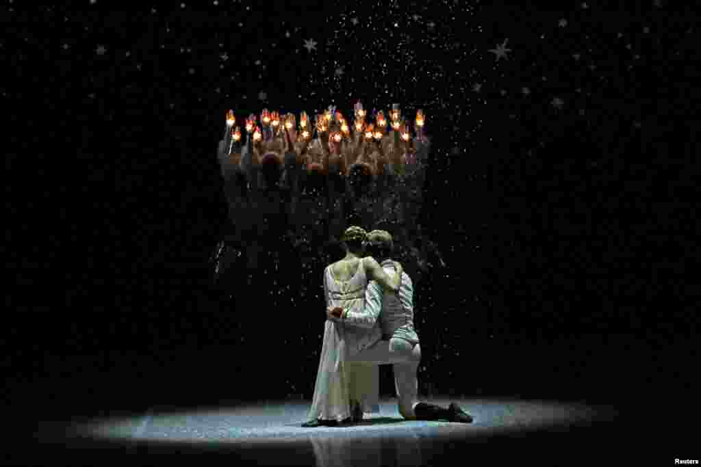 Ballet soloist Valeria Zapasnikova (L) and principal dancer Leonid Sarafanov perform in Nacho Duato&#39;s &quot;The Nutcracker&quot; at the Mikhailovsky Theatre in St. Petersburg, Russia.