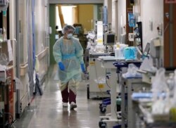 Seorang pekerja medis yang mengenakan alat pelindung diri (APD) bekerja di Unit Perawatan Intensif (ICU) untuk pasien Covid-19 di Rumah Sakit Universitas Kedokteran St. Marianna di Kawasaki, selatan Tokyo, Jepang, 4 Mei 2020. (Foto: REUTERS/Issei Kato)