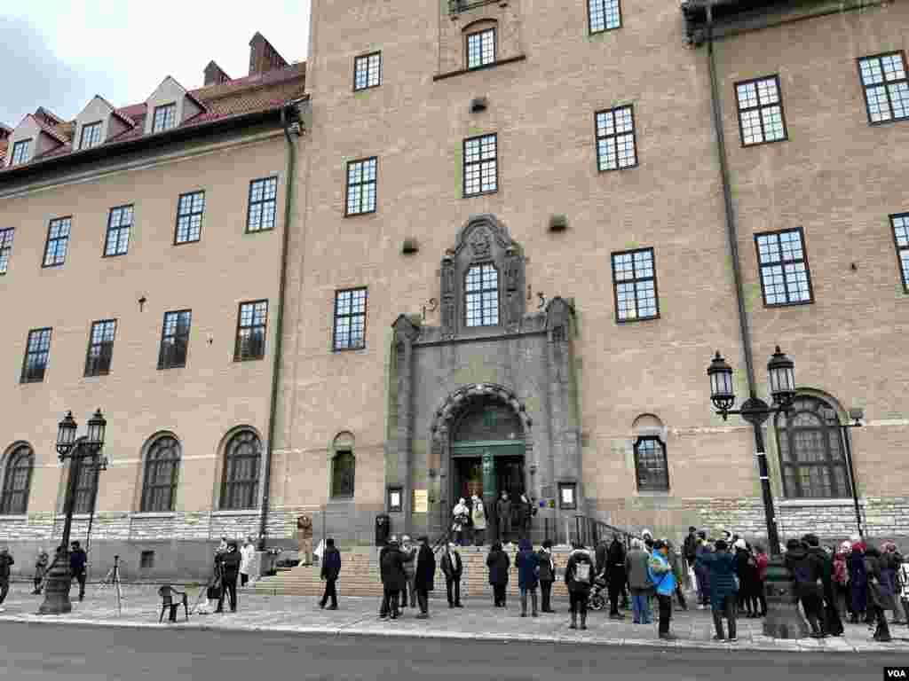 تصویری از دادگاه محل محاکمه حمید نوری در استکهلم سوئد. محاکمه نوری به اتهام جنایت جنگی و قتل به دلیل نقشی که در کشتارهای سال ۶۷ داشت، در شهر استکهلم سوئد در حال برگزاری است.
