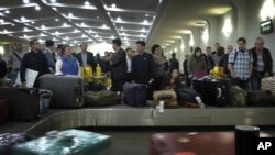 Para penumpang menunggu barang bagasi di bandara internasional Pyongyang, Korea Utara (foto: ilustrasi). Seorang warga AS, Tony Kim, ditangkap Jumat (21/3) di bandara Pyongyang.