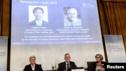 Dari kiri: Professor Anne L'Huillier, Goran K. Hansson dan Olga Botner, mengumumkan pemenang hadiah Nobel Fisika tahun ini, Takaaki Kajita (Jepang) dan Arthur B. McDonald (Kanada) dalam konferensi pers keterangan di Stockholm (6/10).