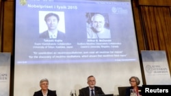 Professores Anne L'Huillier (E-D), Goran K. Hansson e Olga Botner, da Assembleia do Nobel, anunciam o Prémio Nobel de Fisica - 2015