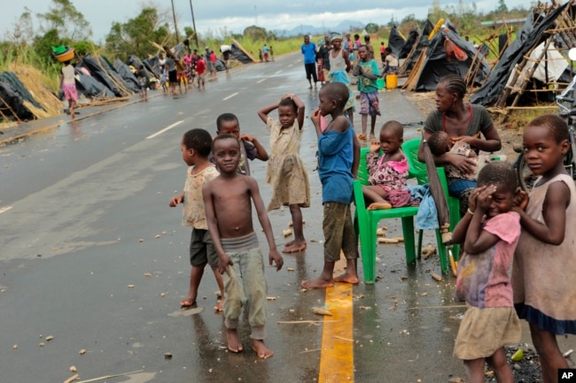 Survivors of Cyclone Idai in a makeshift shelter by the roadside near Nhamatanda about 50 kilometres from Beira, in Mozambique, March, 22, 2019.