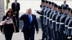 Presiden Donald Trump memberi hormat kepada pasukan kehormatan saat tiba bersama ibu negara Melania Trump di Bandara Stansted di Inggris, 3 Juni 2019. Trump mengawali kunjungan kenegaraan selama 3 hari di Inggris. 