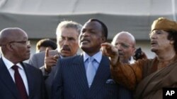 Ο Πρόεδρος της Νότιας Αφρικής, Τζέικομπ Ζούμα, με τον Μοαμάρ Γκαντάφι