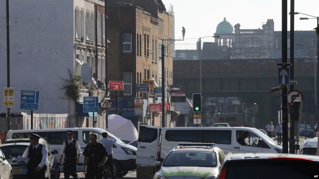 警察在北伦敦芬斯伯里公园清真寺附近发生货车撞行人的七姐妹路。