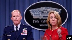 La secretaria de la Fuerza Aérea, Deborah Lee James, y el jefe del Comando de Ataque Global, general Stephen Wilson, en rueda de prensa en el Pentágono.