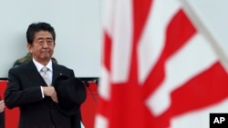 PM Jepang Shinzo Abe di Pangkalan Militer Jepang di Asaka, 14 Oktober 2018. (Foto: dok).
