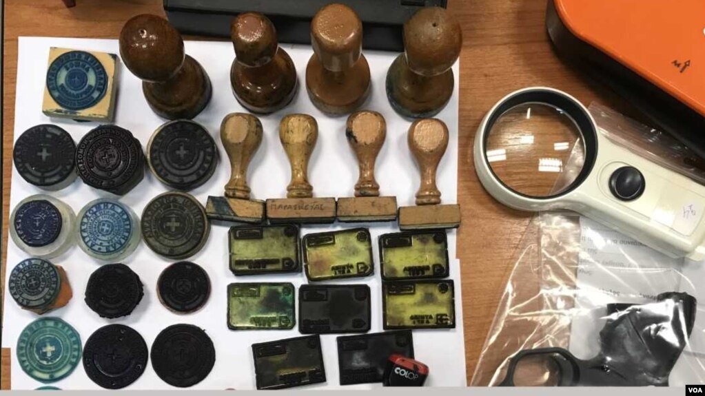 Greqi, goditet rrjeti që fallsifikonte pasaportat e imigrantëve