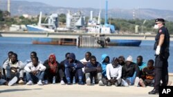 Di dân chờ kiểm tra sau khi rời khỏi tàu Cảnh sát biển Ý đến thành phố Augusta trên đảo Sicily ngày 3/6/2015. Một tàu tuần duyên Ý đã cập cảng Augusta trên đảo Sicily hôm 13/5/2016, mang theo 340 người di dân vừa được cứu trên biển Địa Trung Hải.