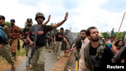 ဆန္ဒပြသူတွေကို ဟန့်တားနေတဲ့ ပါကစ္စတန် စစ်သည်များ။ (စက်တင်ဘာ ၁၊ ၂၀၁၄) 