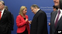 Grčki ministar spoljnih poslova Evangelos Venizelos u razgovoru sa italijanskom ministarskom spoljnih poslova Federikom Mogerini. 