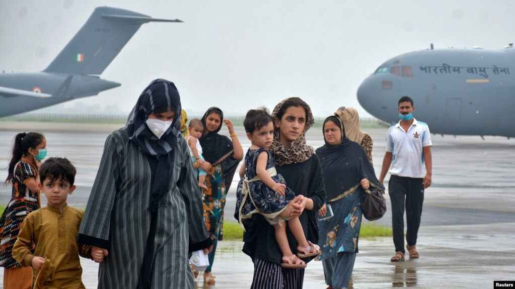 从阿富汗撤离的民众抵达印度空军基地（2021年8月22日）(photo:VOA)